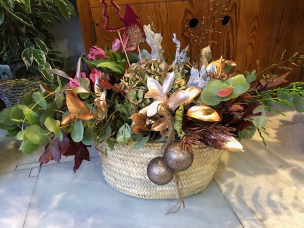 Capazo/cesta de flores de navidad Ruscus metalizado, eucalipto, hoja de roble americano, astromelia, picks, hortensia, bola de navidad.