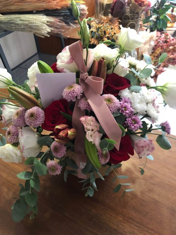 cesto flores variadas con rosas