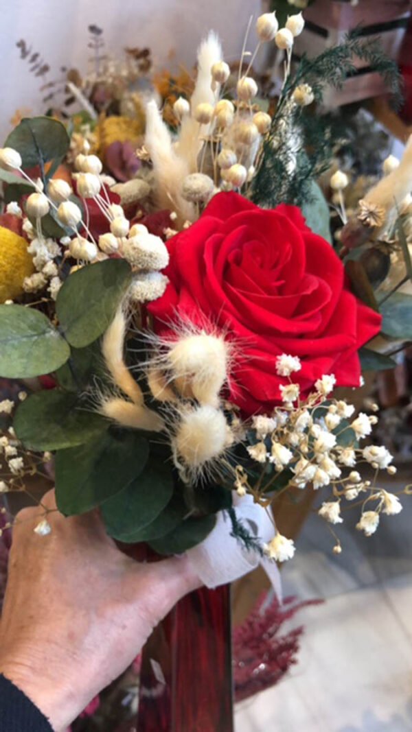 Ramo de rosa roja preservada con verdes y flor menuda por 55€