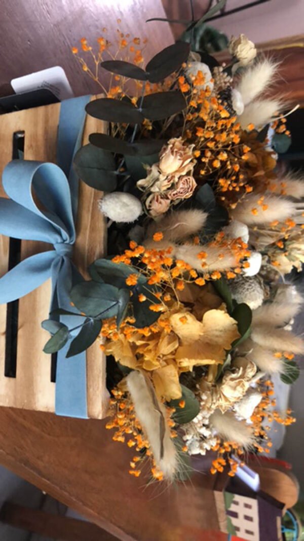 Caja de madera con paniculata, hortensias, rosas, eucalipto, lagurus