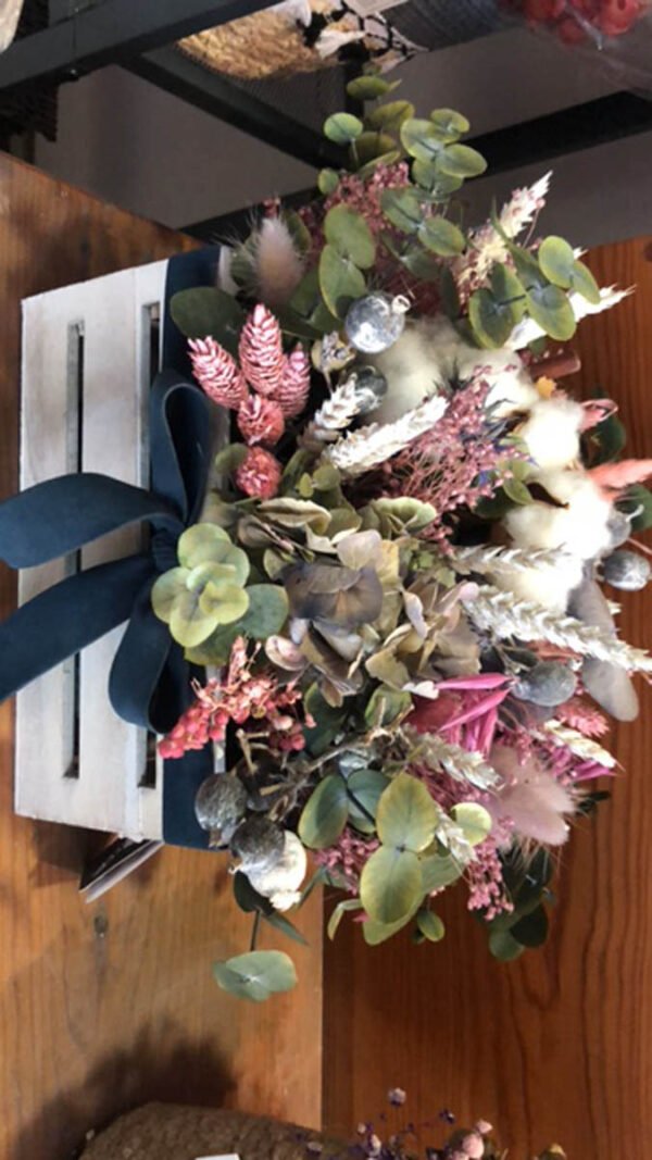 Caja de madera con eucalipto, hortensias, phalaris, espigas, algodón, avena, paniculata