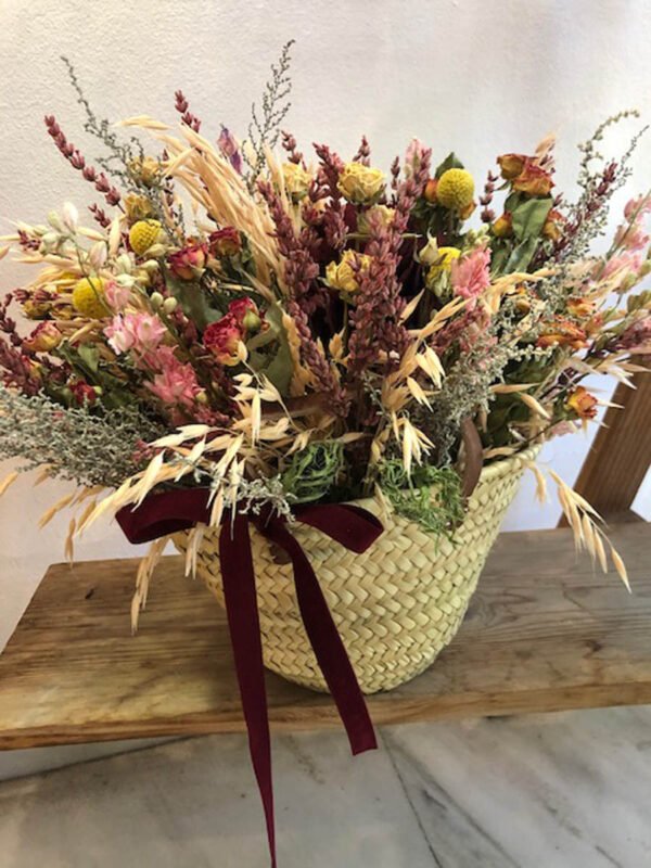 Cesta o canasta de flores secas con craspedia, rosas, lavanda, avena y delphinium