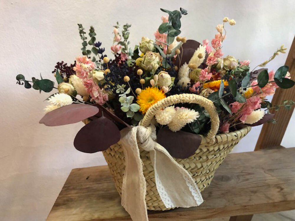 Capazo de flores preservadas y secas de eucalipto, siempreviva, delphinium, lavanda, phalaris, rosas 
