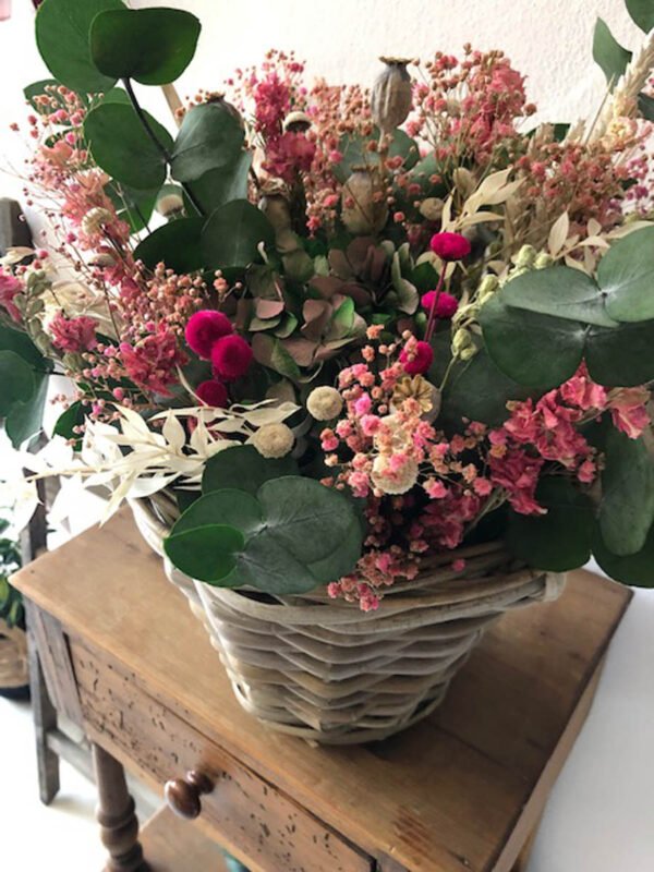 Cesta con algodón, eucalipto, paniculata, avena, delphinium, botao, ruscus.