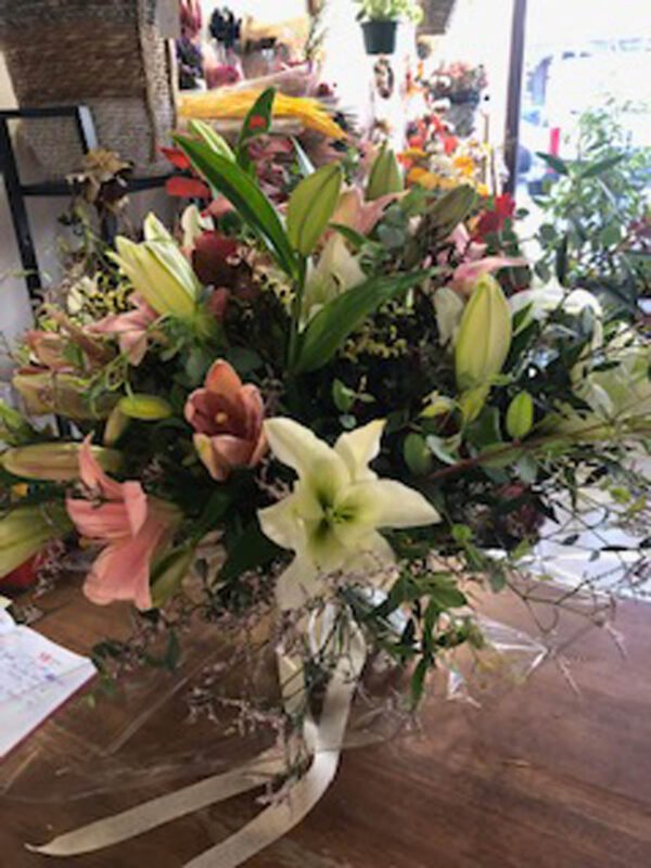 Ramo con jarrón de lilium de colores, eucalipto y limonium