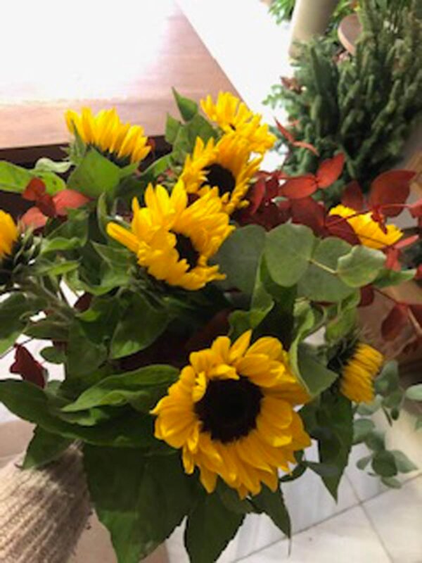 Ramo de girasoles, eucalipto verde y otoñal