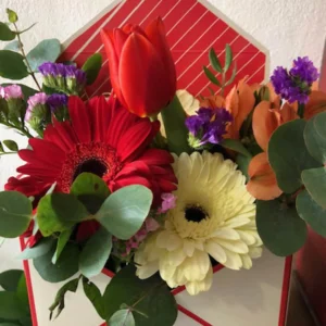Caja con gerberas, tulipanes, astromelia y eucalipto
