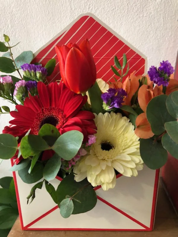 Caja con gerberas, tulipanes, astromelia y eucalipto
