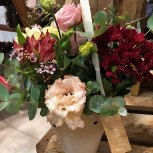 Caja con ramo de lisianthus, margaritas, astromelias, lilium y eucalipto