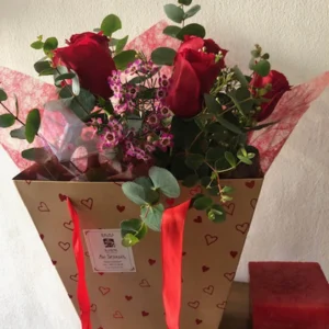 Caja de corazon con 6 rosas rojas, flor de cera y eucalipto