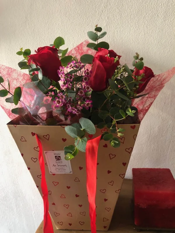 Caja de corazon con 6 rosas rojas, flor de cera y eucalipto