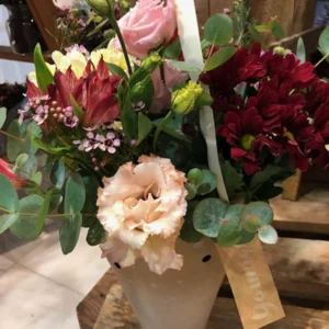 Caja de flores naturales (lisianthus, astromelia. margaritas, flor de cera, eucalipto)