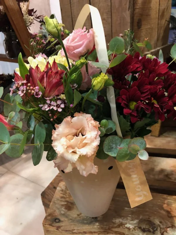 Caja de flores naturales (lisianthus, astromelia. margaritas, flor de cera, eucalipto)