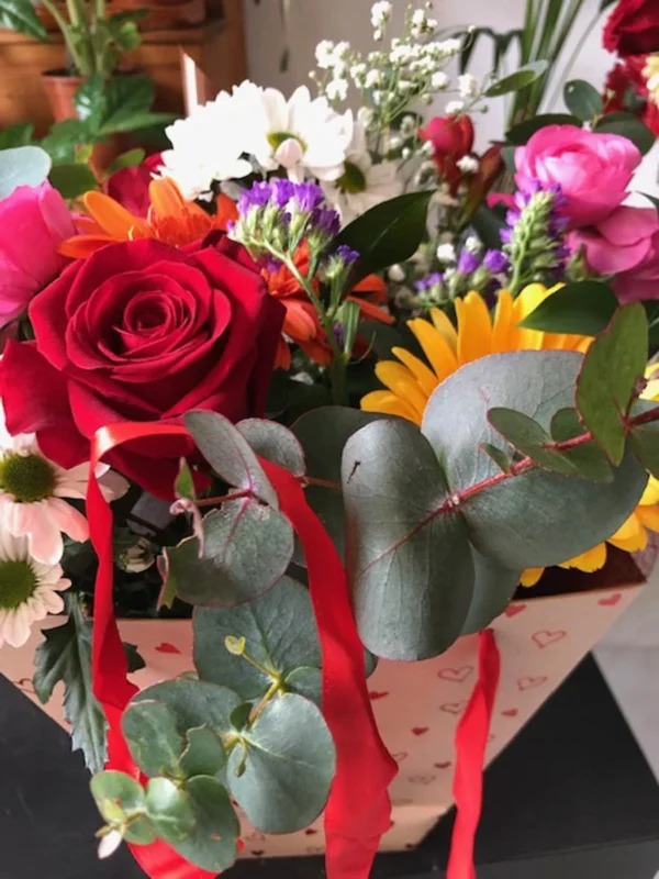 Caja grande de corazones con rosas, ranunculos, gerberas, margaritas, eucalipto y flor de cera