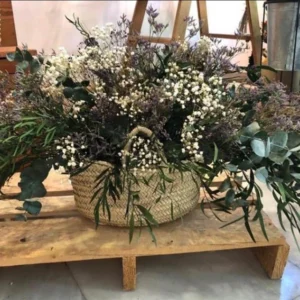 Cesta grande con paniculata blanca, eucalipto cinerea, eucalipto parvifolia y limonium