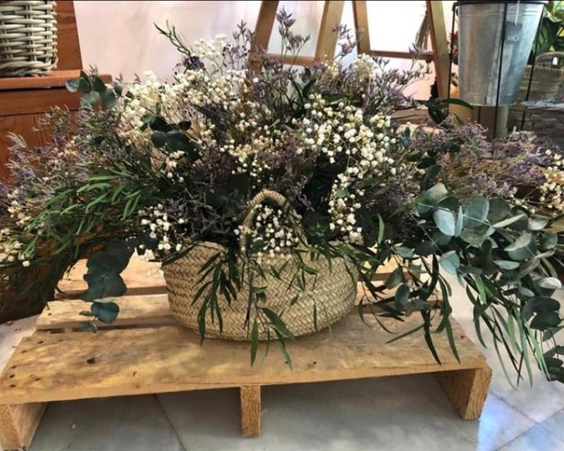 Cesta grande con paniculata blanca, eucalipto cinerea, eucalipto parvifolia y limonium