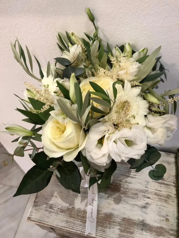 Ramo de novia natural con rosas blancas - Imagen 3