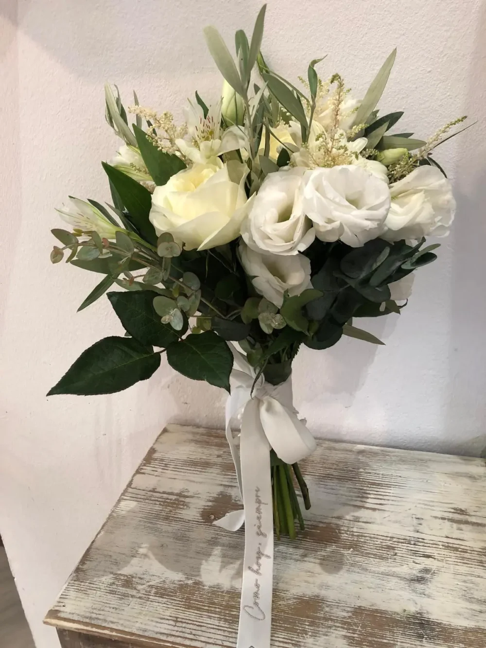 ramo de novia natural con rosas blancas