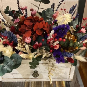 Caja flor preservada con hortensias statice eucalipto siemprevivas lagurus y lavanda