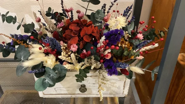 Caja flor preservada con hortensias statice eucalipto siemprevivas lagurus y lavanda