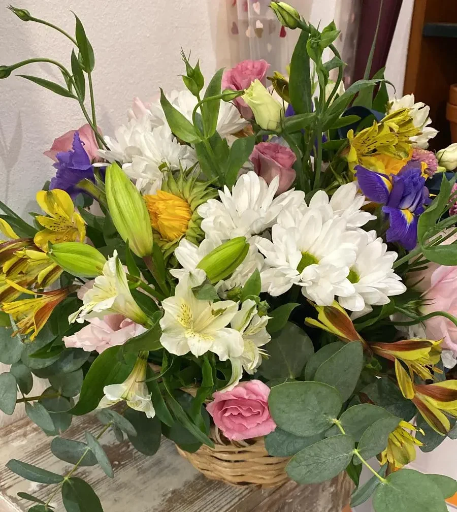 cesta-de-flores-naturales-margarita-astromelia-girasol-lisianthum-iris-eucalipto-2