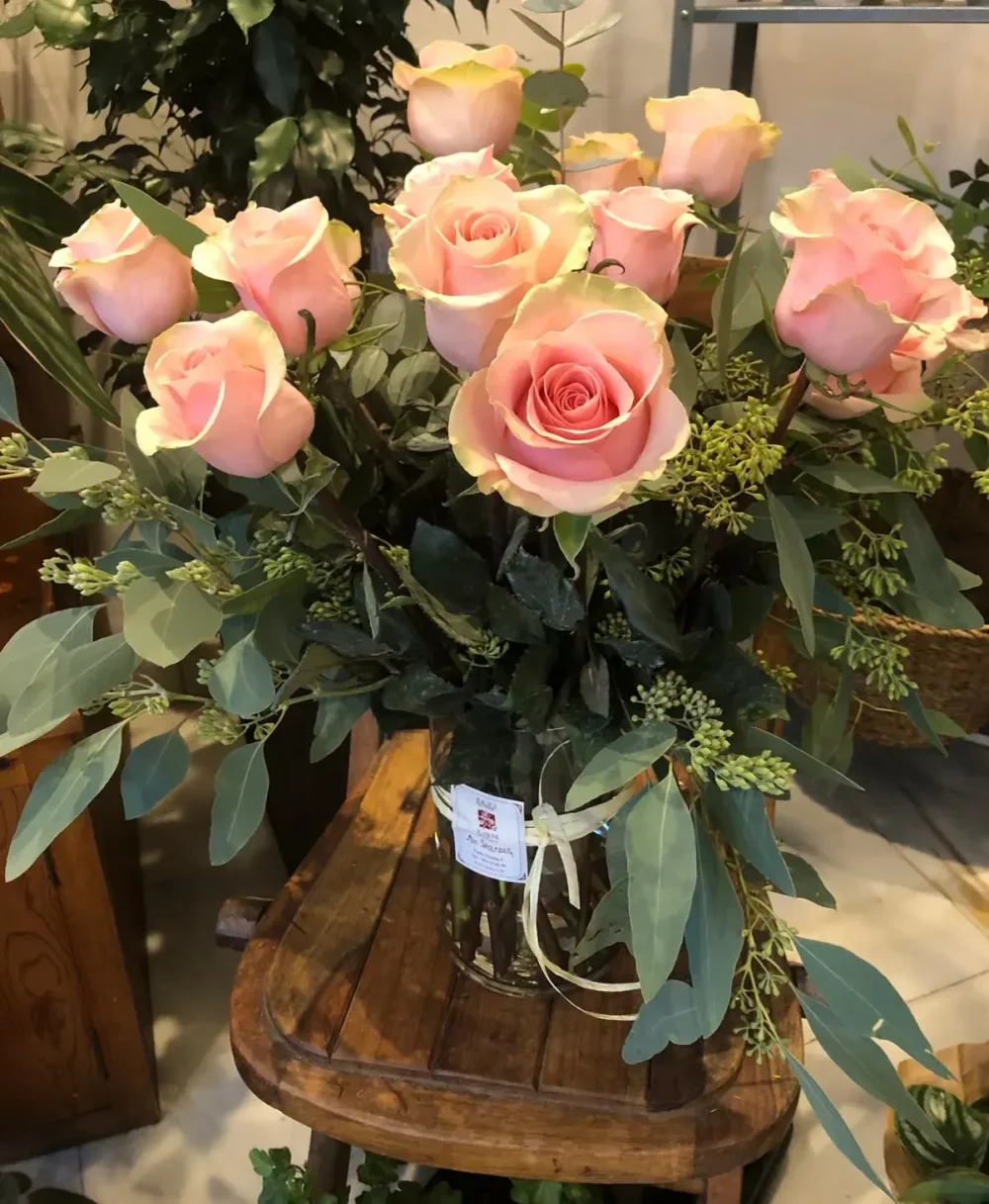 Jarrón con docena y media de rosas rosa y eucalipto