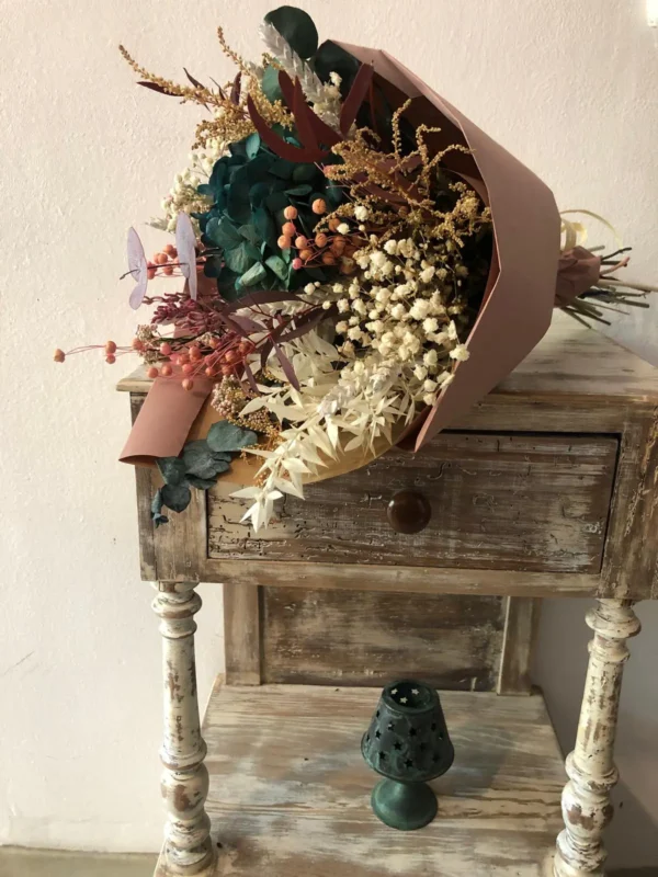 Ramo de flores preservadas con hortensias y astible - Imagen 2