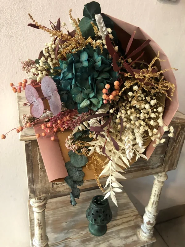 ramo de flores preservadas con hortensias, astible, rucus, eucalipto y espigas