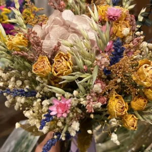 Ramo de flores secas y preservadas hortensias rosas secas lavanada avena y paniculata