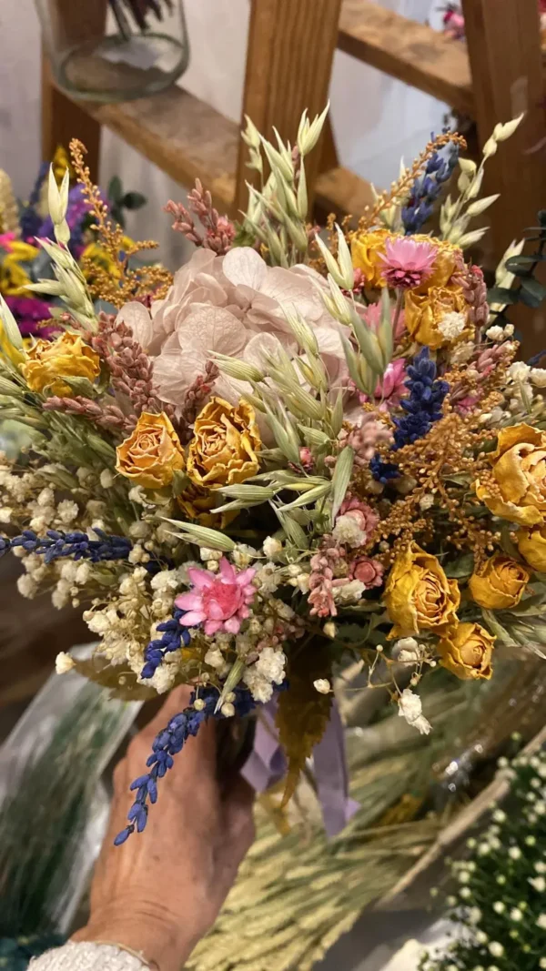 Ramo de flores secas y preservadas hortensias rosas secas lavanada avena y paniculata